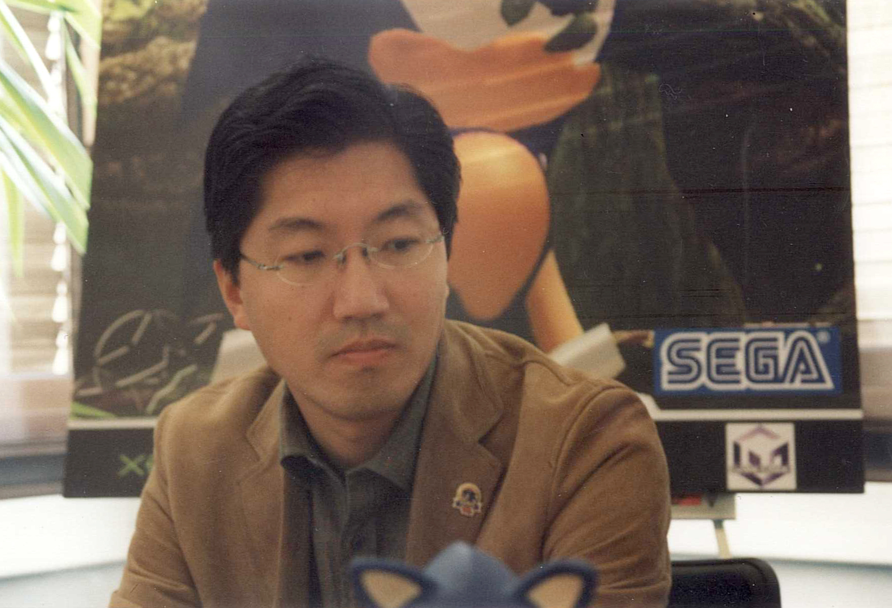 Yuji Naka visibilmente incazzato. A un certo punto Sega ci invita a intervistare Yuji Naka per non so quale più Sonic (non importa, non me ne è mai piaciuto uno, ma forse era Phantasy Star Online, in ogni caso non mi piaceva nemmeno quello). Il gioco non interessava né a me né al Mao (che era con me per l’intervista) e abbiamo cominciato a tempestarlo di domande di varia natura. La settimana prima un dirigente di Microsoft ci aveva detto in via ufficiosa al lancio dell’Xbox (il primo) che Naka stava lavorando al seguito di Nights. Abbiamo chiesto conferma e il caro Yuji ha fatto questa faccia, chiudendosi definitivamente nel mutismo. Grazie mille Yuji! Nota: in questa foto non ci sono io, non ci sono i miei colleghi, non c’è l’ufficio. Ma è un episodio a cui sono molto affezionato e poi almeno in questa foto c’è una persona che qualcuno può riconoscere. 