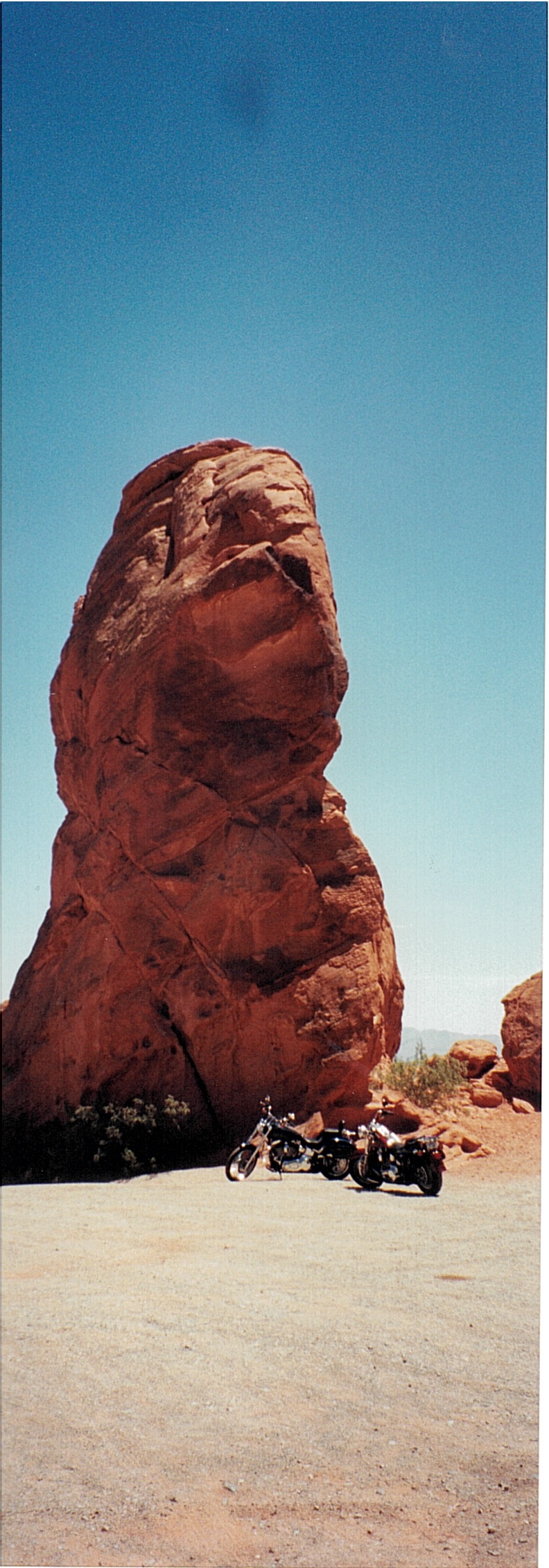 A due passi da Las Vegas, in mezzo a un deserto ocra, si apre il Red Rock Canyon: sembra di trovarsi di colpo in Arizona 